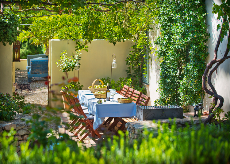 CASA MAIA - Dining under vine pergola